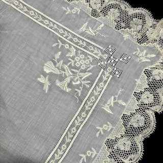 Pañuelo antiguo bordado y encaje