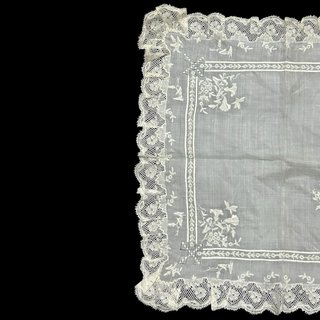 Pañuelo antiguo bordado y encaje