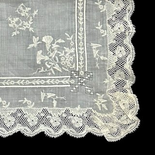 Pañuelo antiguo bordado y encaje
