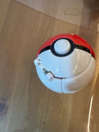Colección Pokémon: 2 Funko Pops + Poké Ball