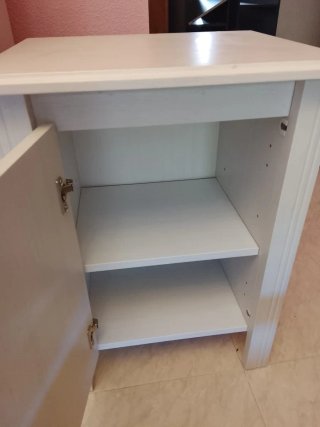 Armario y mesilla a juego blancos de ikea