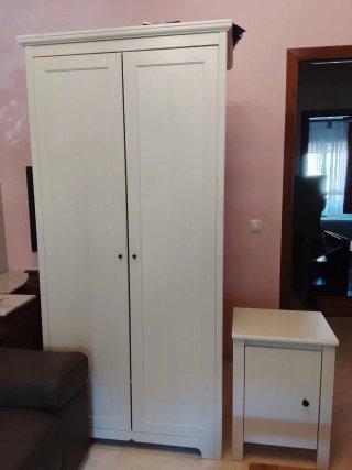 Armario y mesilla a juego blancos de ikea