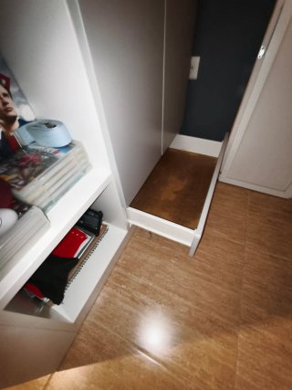 Cama alta con escritorio y estanterías