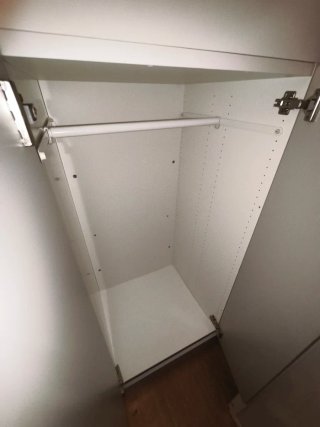 Cama alta con escritorio y estanterías