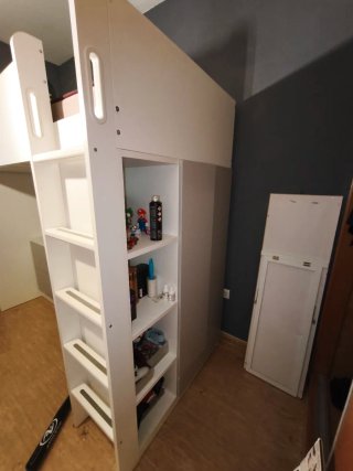 Cama alta con escritorio y estanterías