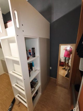Cama alta con escritorio y estanterías