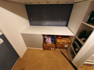 Cama alta con escritorio y estanterías