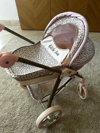 Carrito de muñecas con estampado de leopardo