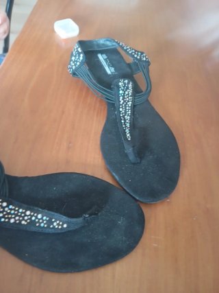 Sandalias negras con pedrería