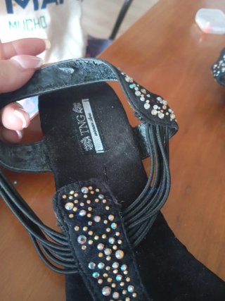 Sandalias negras con pedrería