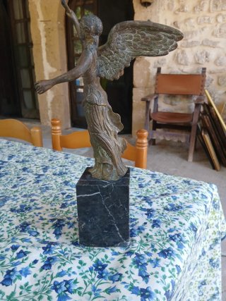 Estatuilla de bronce con base de mármol