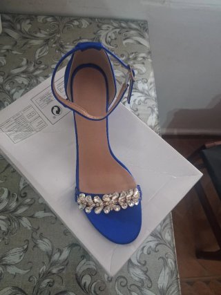 Tacones de fiesta azules con pedrería