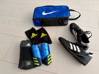 Botas Adidas Kaiser 5, espinilleras y Bolsa Nike.