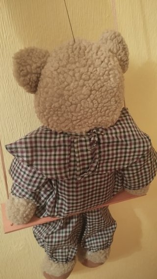 Borreguito/oso de peluche con columpio de madera