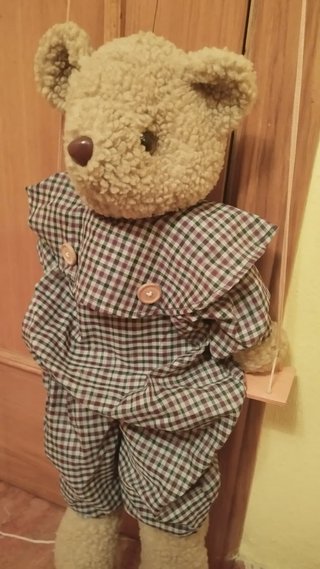 Borreguito/oso de peluche con columpio de madera