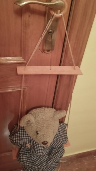 Borreguito/oso de peluche con columpio de madera