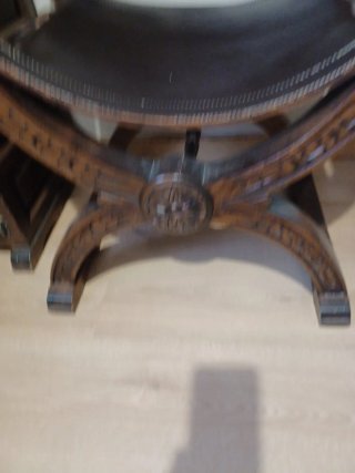 Silla antigua madera tallada y cuero