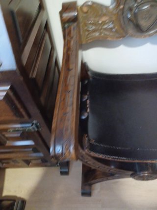 Silla antigua madera tallada y cuero