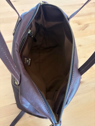 Bolso piel marrón con flecha dorada