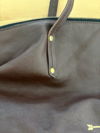 Bolso piel marrón con flecha dorada