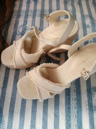 Sandalias cuña Stradivarius beige talla 38