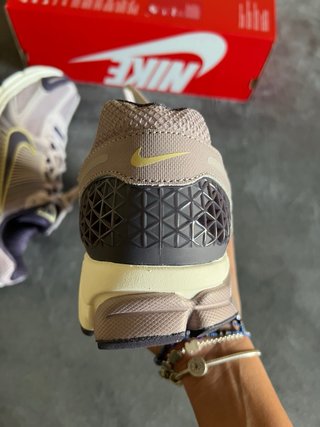 Nike Vomero Zoom 5 Beige/Gris talla 45