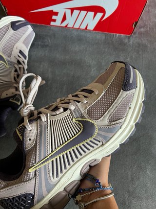 Nike Vomero Zoom 5 Beige/Gris talla 45