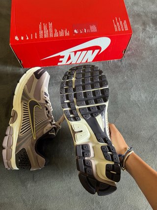 Nike Vomero Zoom 5 Beige/Gris talla 45