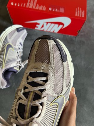 Nike Vomero Zoom 5 Beige/Gris talla 45