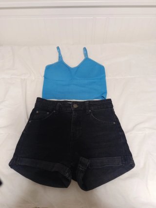 Conjunto top azul y shorts negros