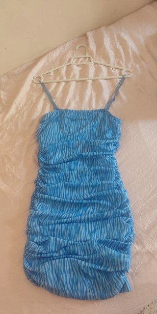 Vestido azul drapeado con estampado cebra
