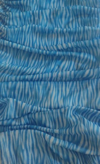 Vestido azul drapeado con estampado cebra
