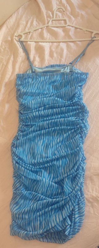 Vestido azul drapeado con estampado cebra