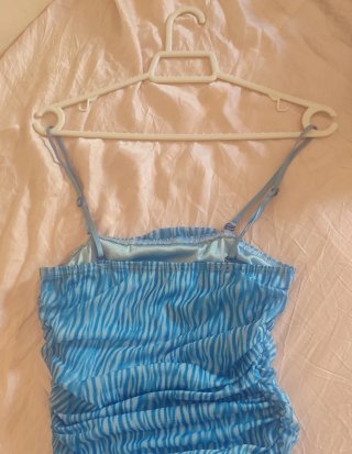 Vestido azul drapeado con estampado cebra