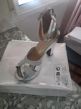 Tacones de fiesta plateados y dorados