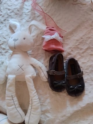 Cesta regalo bebé peluche y zapatillas