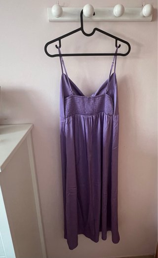 Vestido lencero Stradivarius morado