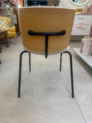 Silla tapizada respaldo curvo madera