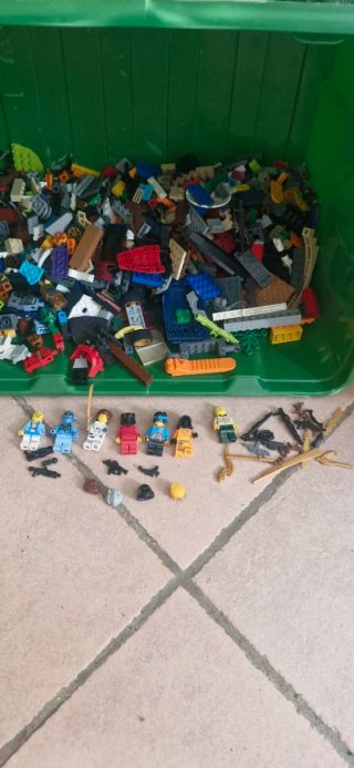Lego: Caja de piezas y figuras
