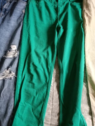Pantalones vaqueros, verdes y beige