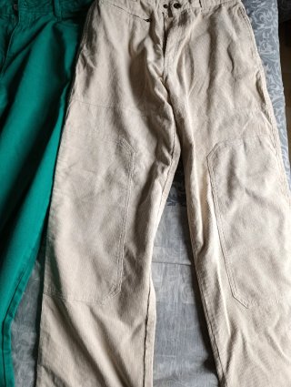 Pantalones vaqueros, verdes y beige
