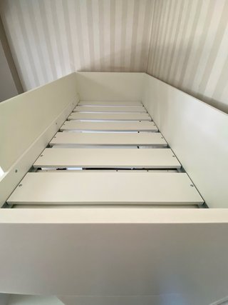 Cama alta con escritorio y armario Ikea Smastad