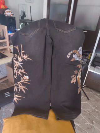 Pantalón vaquero con bordado de tigre