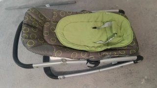 Silla bebé coche hasta 12 kg 40 € + mecedora 20 €
