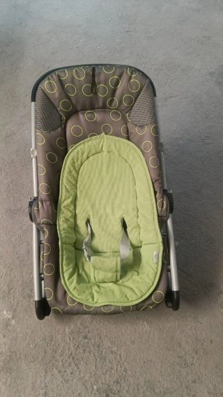 Silla bebé coche hasta 12 kg 40 € + mecedora 20 €