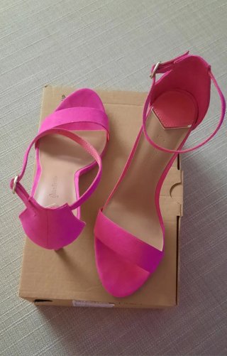 Entregar y pago en persona. Sandalias Stradivarius