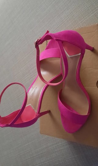 Entregar y pago en persona. Sandalias Stradivarius