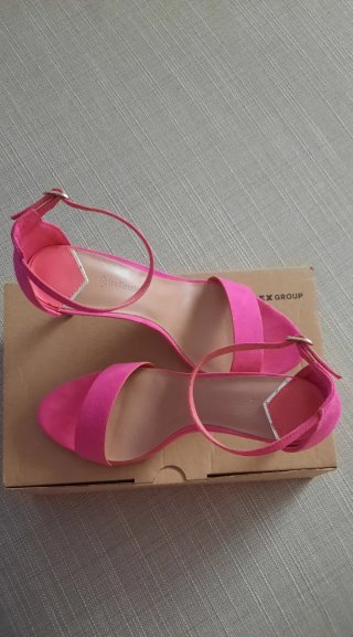 Entregar y pago en persona. Sandalias Stradivarius