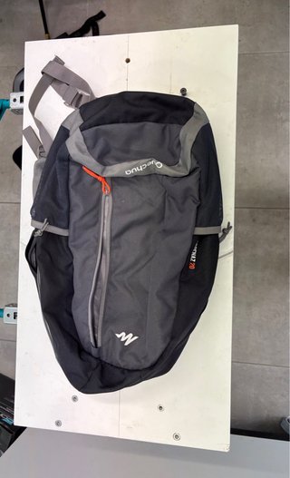 Mochila Quechua Negra y Gris 40L