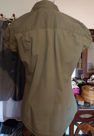 Camisa estilo sahariano verde oliva